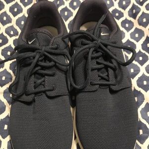 Navy Nike roshe shoe